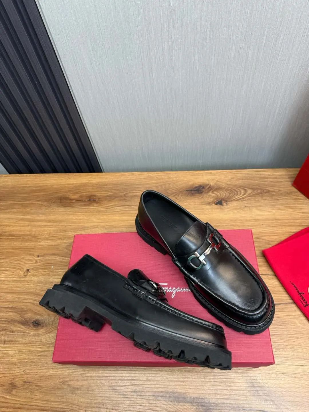 Men's shoes 💰880💰 Ferragamo. [Ferragamo] men's thick-soled loafers, the latest hot style, 1:1 original purchase quality, top quality, imported open-edge beaded cowhide leather on the upper, hand-made three-dimensional stitching highlights the round toe design, the inner foot pads are all imported cowhide, with original lightweight foam outsole, matching code 39-44, (38, 45 custom-made, non-refundable)